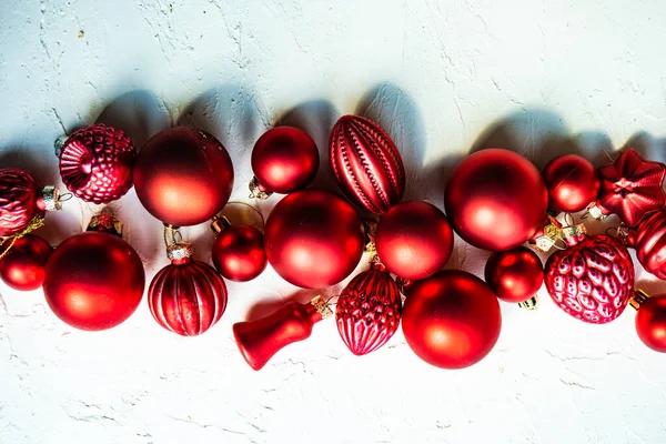 Beton Zemin Üzerinde Çeşitli Bayram Kırmızı Topları Olan Noel Kartı — Stok fotoğraf