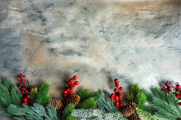Концепция Рождественской Открытки Рамкой Зеленых Елок Красными Шарами Ягодами Бетонном — стоковое фото