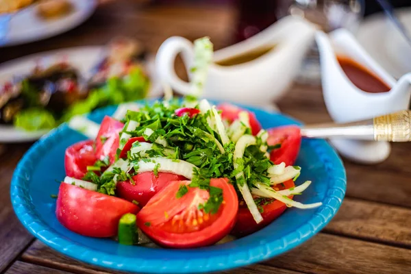 Salad Sayuran Yang Sehat Dengan Tomat Dan Mentimun Disajikan Dalam — Stok Foto