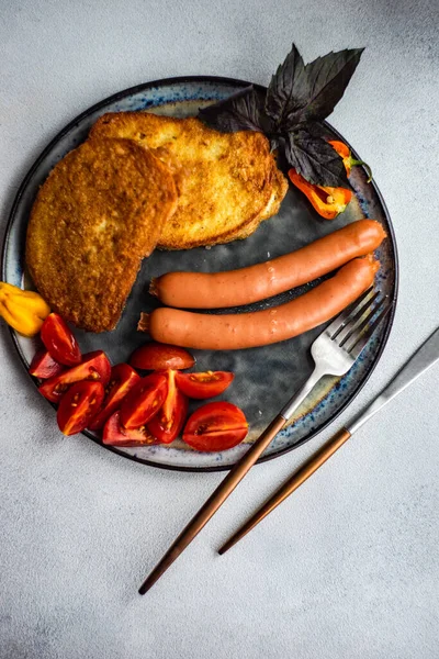 Abendessen Mit Frischen Tomaten Eiern Und Toast Auf Einem Teller — Stockfoto