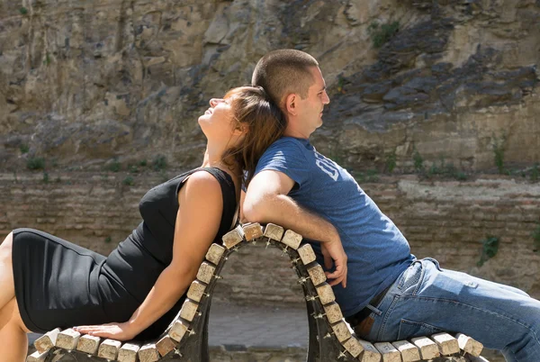 Couple amoureux sur le banc — Photo