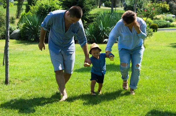 Mutlu aile — Stok fotoğraf