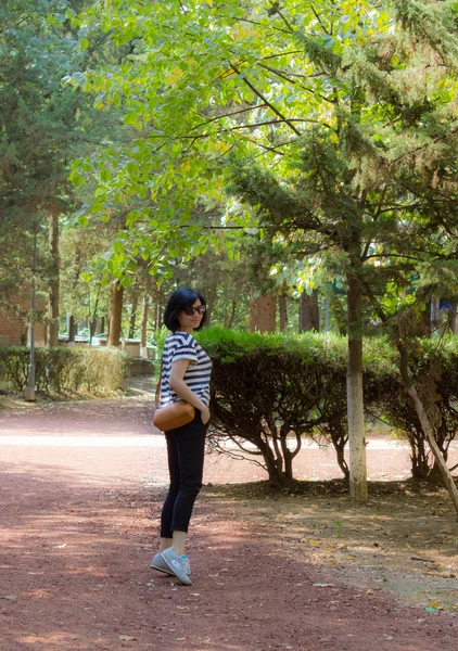 Portrait de femme attrayante en plein air — Photo