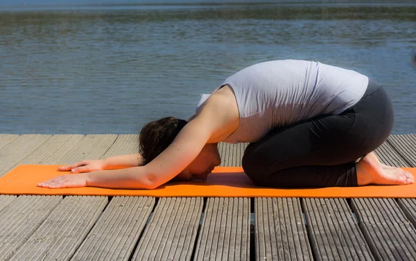 Yoga buiten — Stockfoto