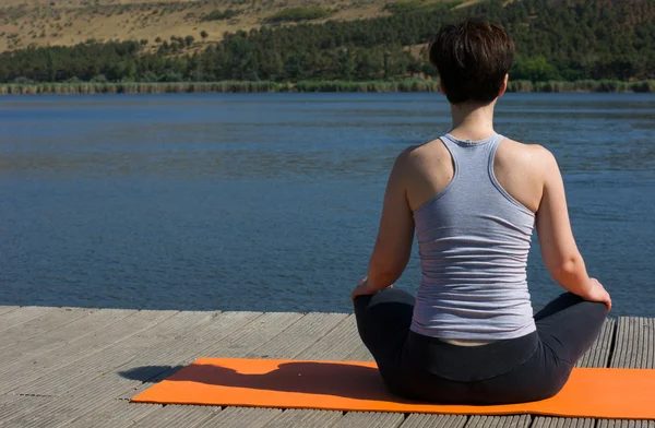 Yoga buiten — Stockfoto