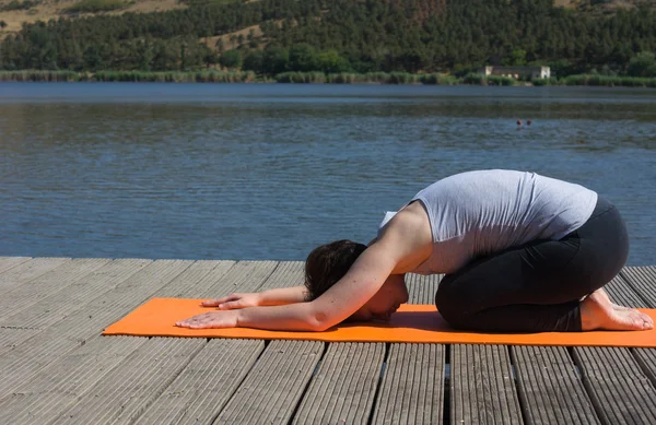 Yoga buiten — Stockfoto