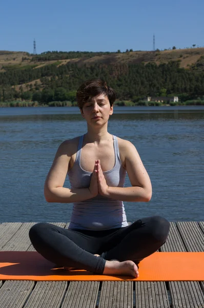 Yoga buiten — Stockfoto