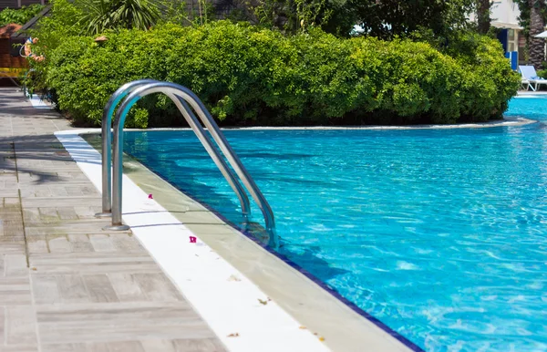 Piscina all'aperto con acqua blu — Foto Stock