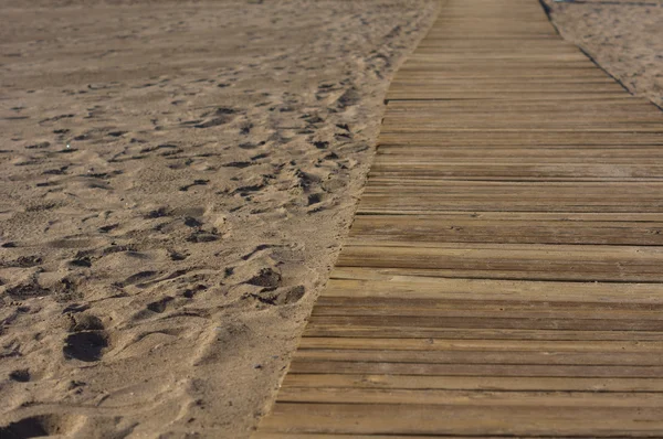 Крупним планом знімок текстури дерев'яного пляжного шляху з піском — стокове фото