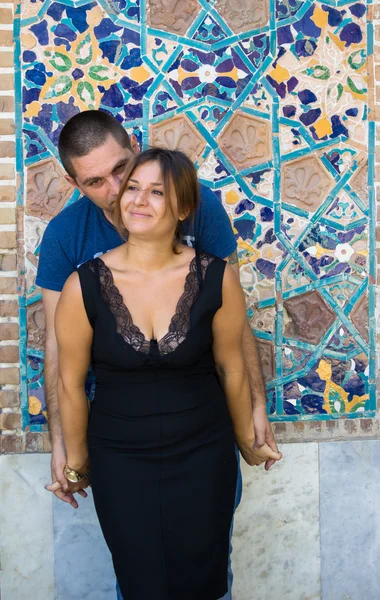 Mujer y hombre enamorados retrato al aire libre —  Fotos de Stock