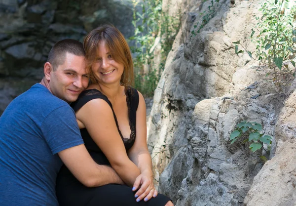 Mulher e homem apaixonado ao ar livre retrato — Fotografia de Stock