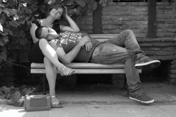 Couple in love on the bench — Stock Photo, Image