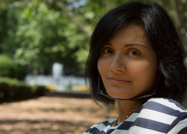 Retrato de mujer atractiva al aire libre —  Fotos de Stock