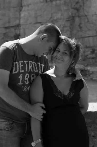 Femme et homme en amour portrait extérieur — Photo