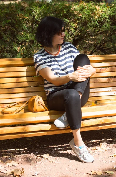 Retrato de mujer atractiva al aire libre — Foto de Stock