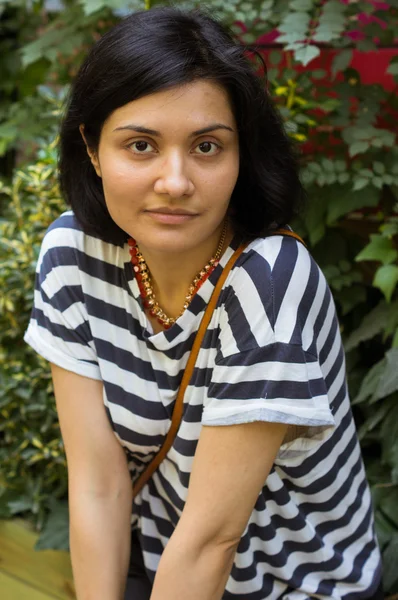 Retrato de mulher atraente ao ar livre — Fotografia de Stock