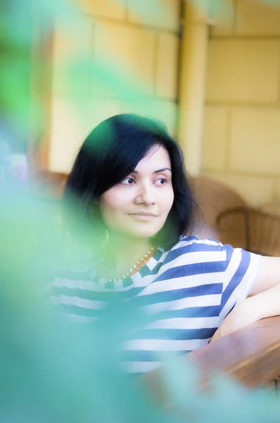 Retrato de mulher atraente ao ar livre — Fotografia de Stock