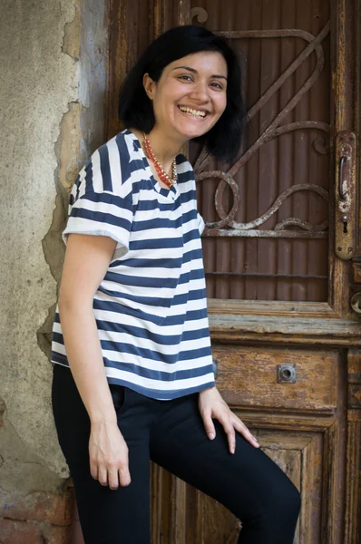 Retrato de mulher atraente ao ar livre — Fotografia de Stock