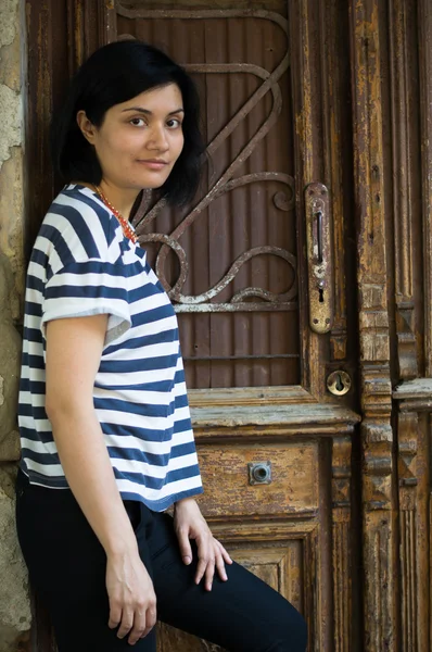 Retrato de mujer atractiva al aire libre — Foto de Stock