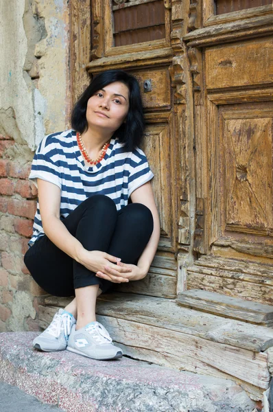 Retrato de mujer atractiva al aire libre — Foto de Stock