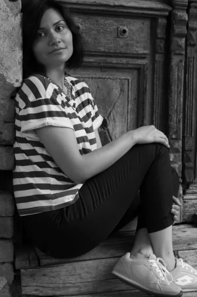 Retrato de mujer atractiva al aire libre — Foto de Stock