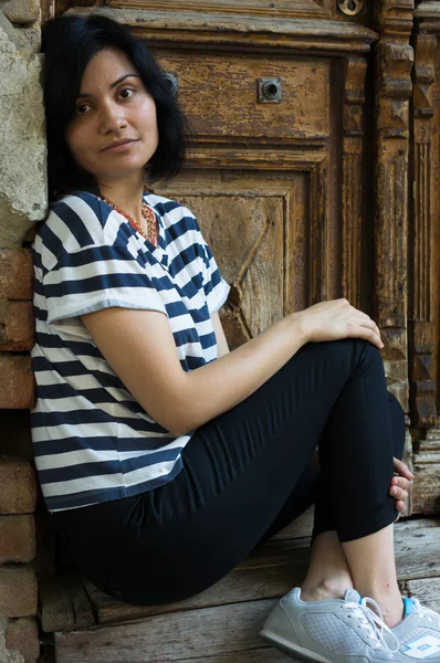 Retrato de mulher atraente ao ar livre — Fotografia de Stock