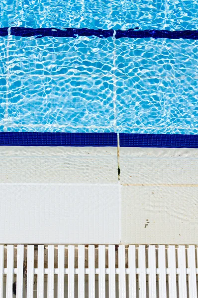Açık havuz mavi su — Stok fotoğraf