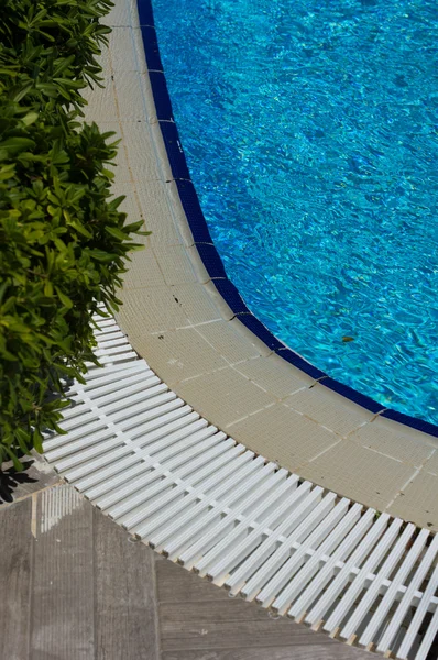 Buitenzwembad met blauw water — Stockfoto