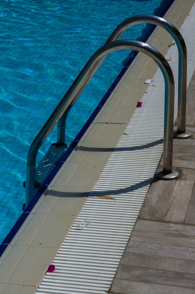 Piscina exterior com água azul — Fotografia de Stock