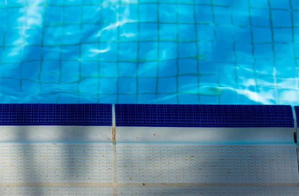 Piscine extérieure avec eau bleue — Photo