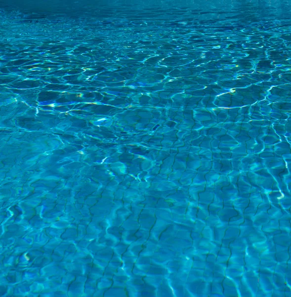 Відкритий басейн з блакитною водою — стокове фото