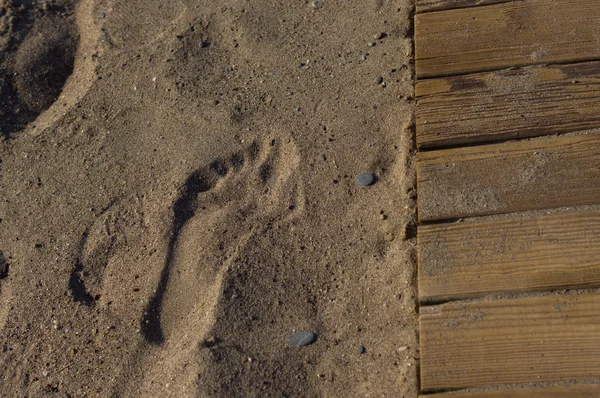 Bliska strzał tekstury ścieżka drewniane plaża z piaskiem — Zdjęcie stockowe