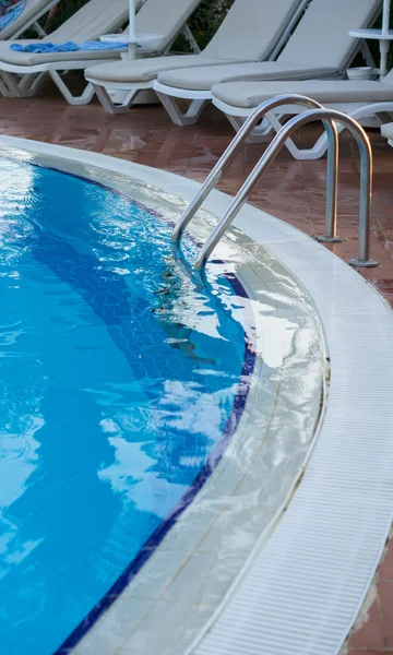 Buitenzwembad met blauw water — Stockfoto