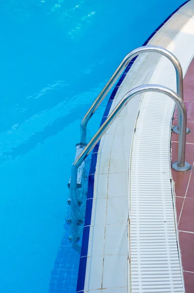 Venkovní bazén s modrou vodou — Stock fotografie