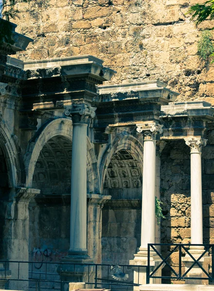 Veduta della Porta di Adriano nella città vecchia di Antalya — Foto Stock