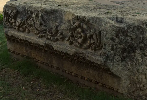 Weergave van de poort van Hadrianus in oude stad van antalya — Stockfoto