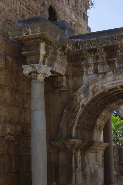 Blick auf Hadrians Tor in der Altstadt von Antalya — Stockfoto