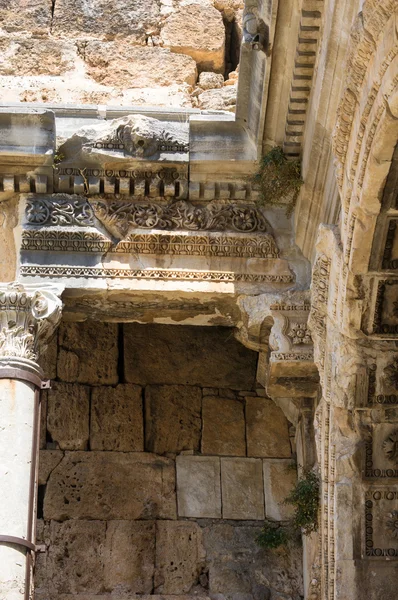 Blick auf Hadrians Tor in der Altstadt von Antalya — Stockfoto