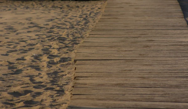Bliska strzał tekstury ścieżka drewniane plaża z piaskiem — Zdjęcie stockowe