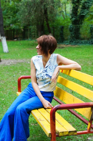 Retrato de una mujer al aire libre —  Fotos de Stock