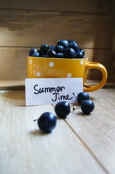 Prunes dans une tasse — Photo