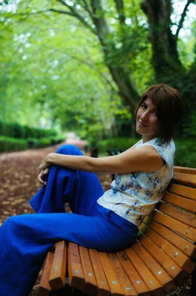 Retrato de una mujer al aire libre — Foto de Stock