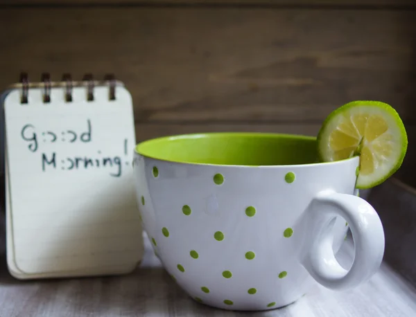 Tasse de thé et note de bonjour — Photo