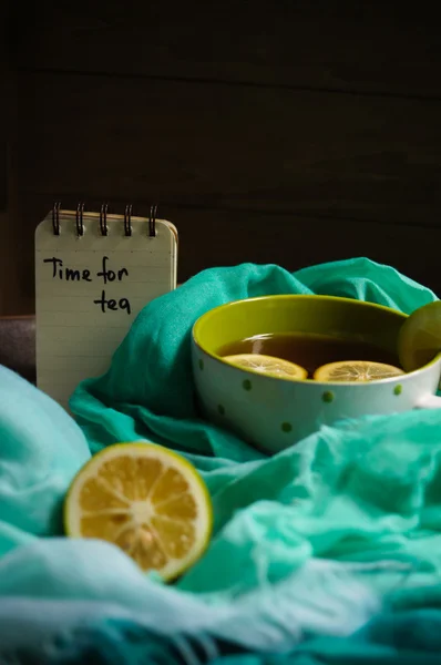 Thé au citron et écharpe — Photo