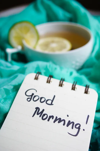 Taza de té y nota de buenos días — Foto de Stock