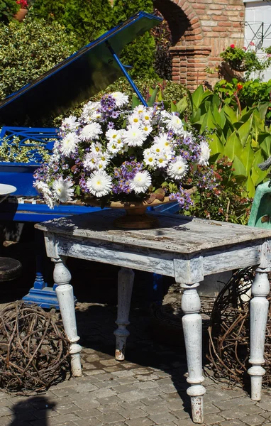 Flores otoñales en un florero — Foto de Stock