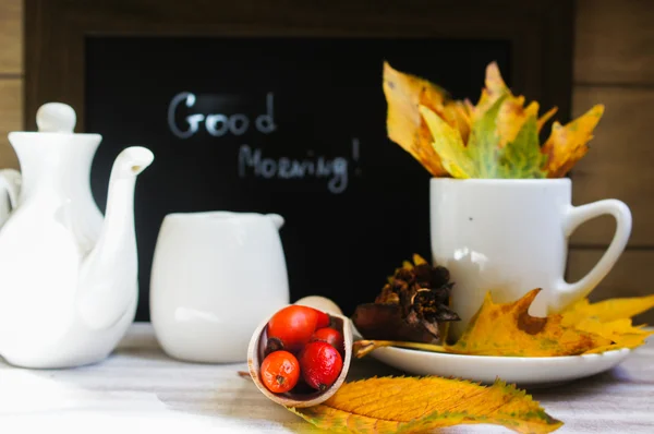 Hot hip tea with berries on the wood background — Stock Photo, Image