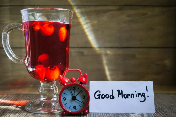 Hot hip tea with berries on the wood background — Stock Photo, Image