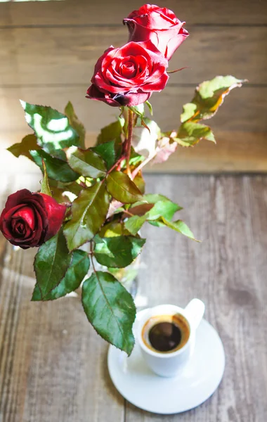 Τριαντάφυλλα και καφέ — Φωτογραφία Αρχείου