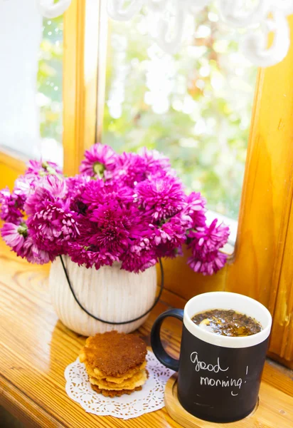 Blommor och te — Stockfoto
